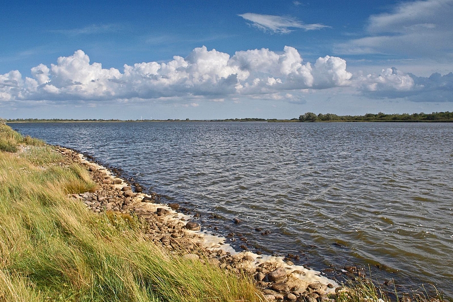 Blick über Steinkante auf Wasserfläche