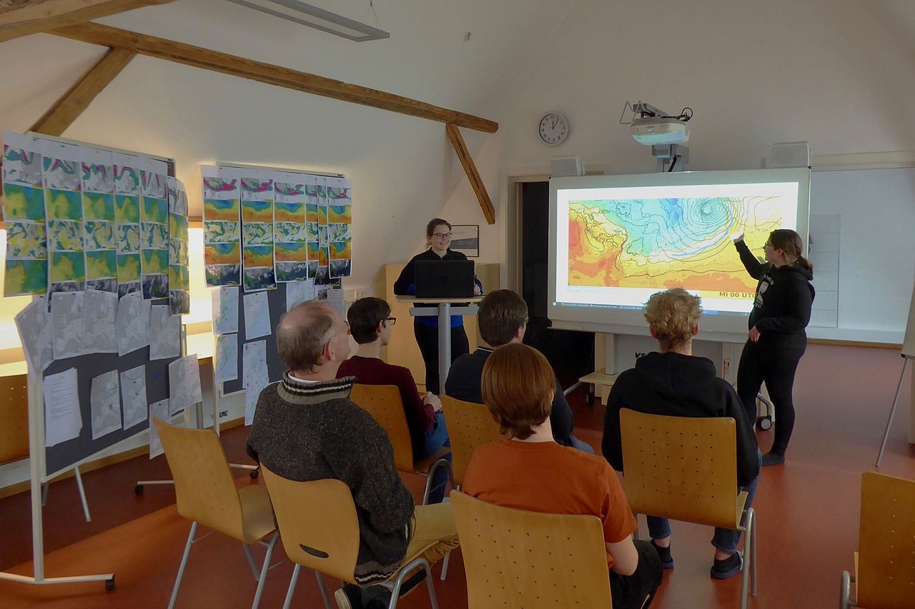 Präsentation eigener Wettermodelle im Seminarraum