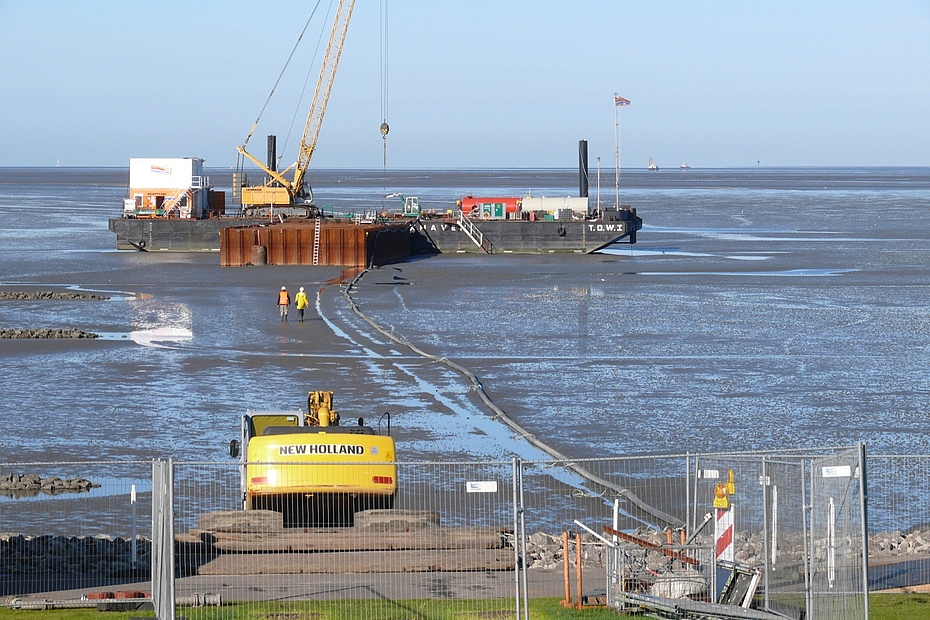 Spundwände und Ponton vor dem Deich