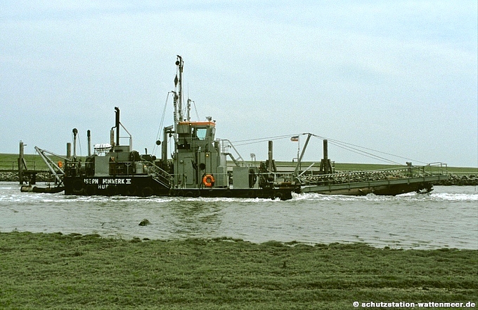 Schwimmbagger in der Hafeneinfahrt