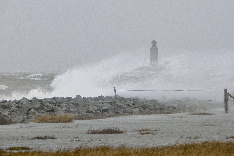 Brandung am Leuchtturm von Hallig Langeneß