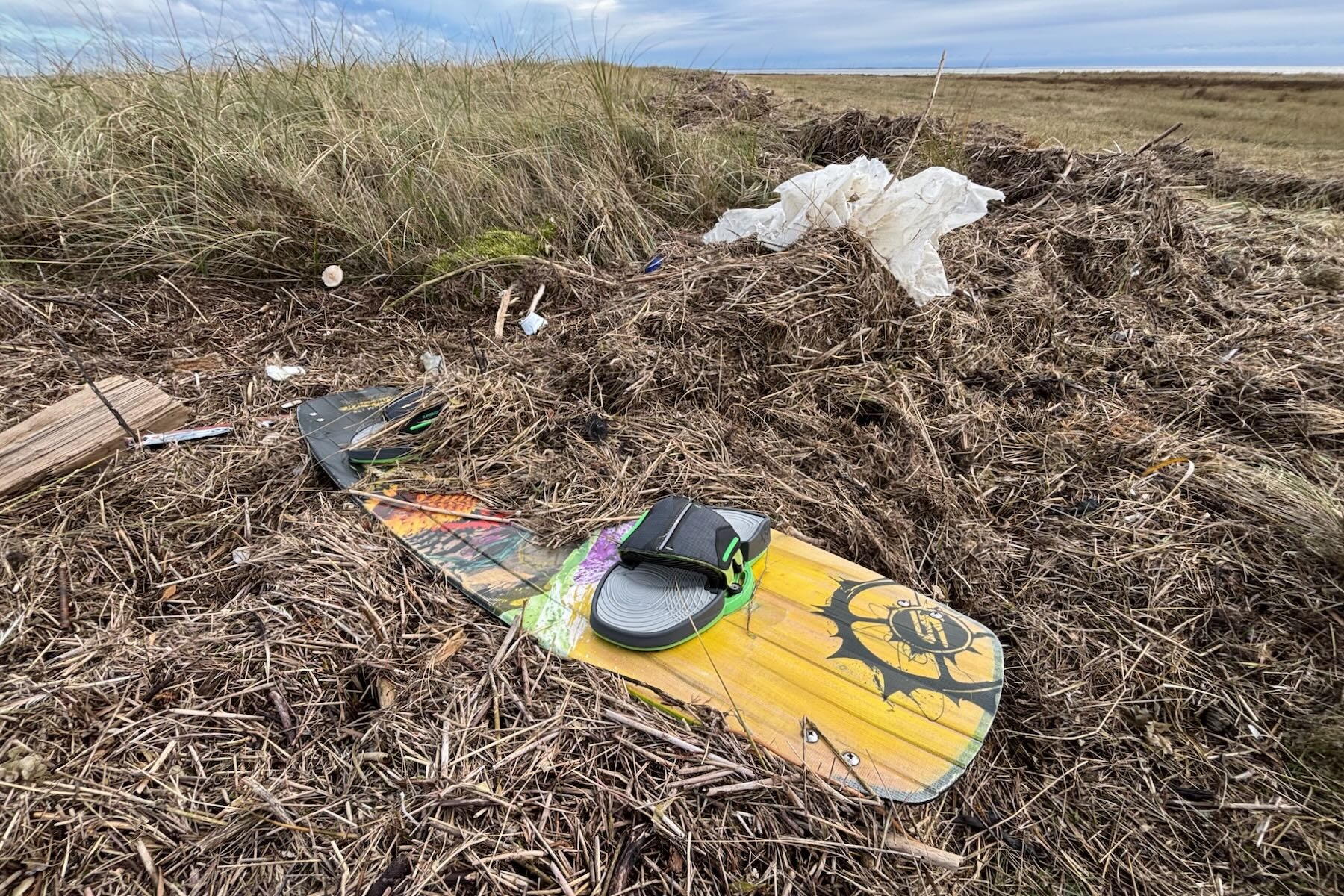 Kiteboard im Spülsaum Kiteboard im Spülsaum