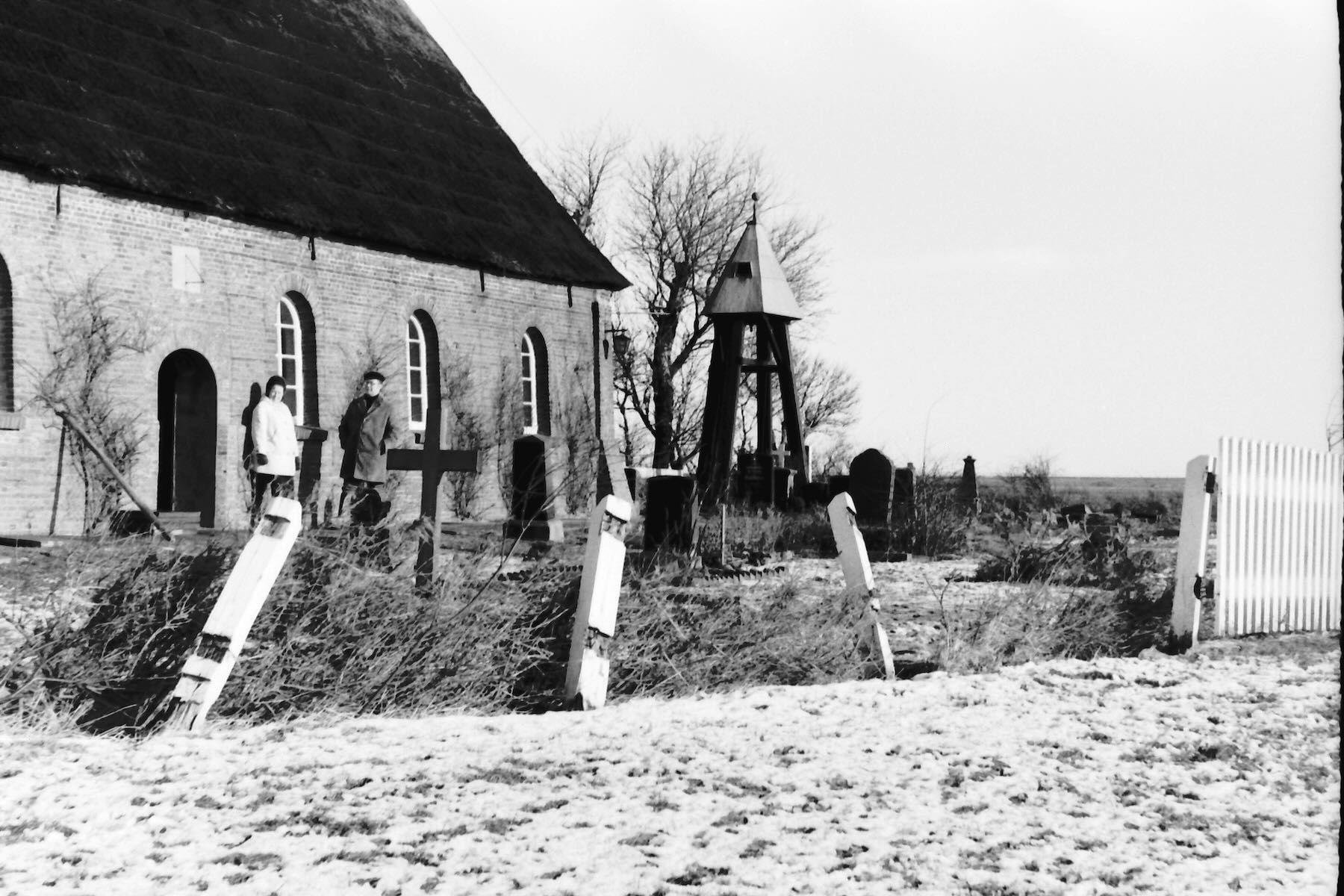 Blick über den Friedhof zur Kirche Blick über den Friedhof zur Kirche