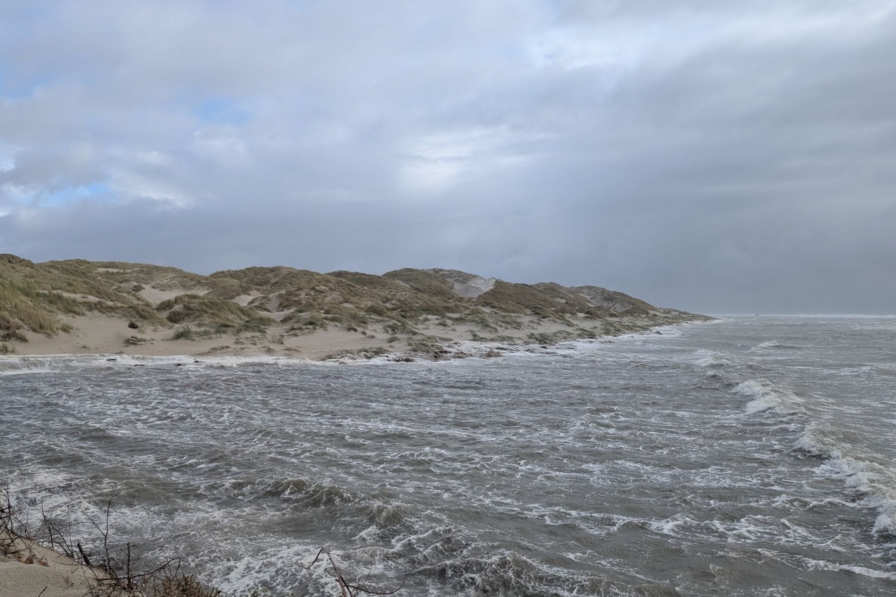 Hoher Wellengang vor Nebel Hoher Wellengang vor Nebel