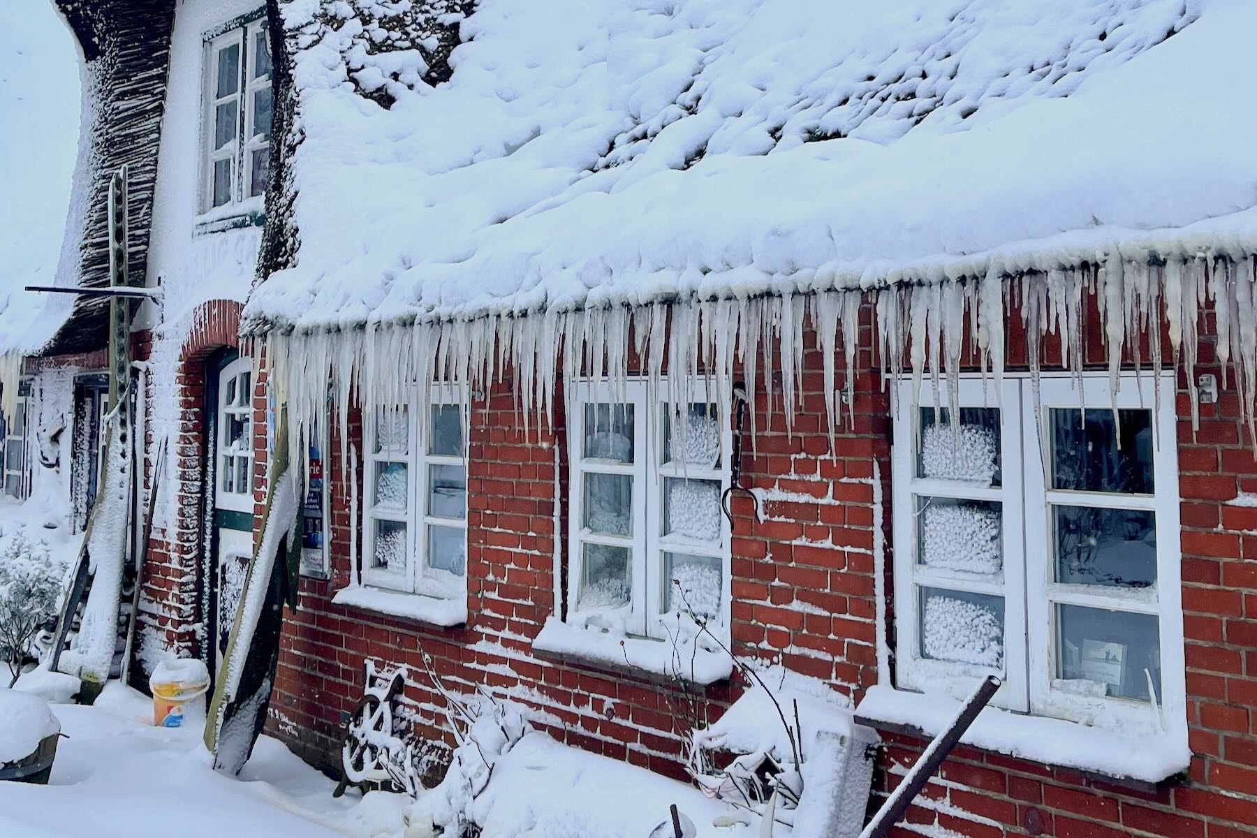 Reetdach mit langen Eiszapfen Reetdach mit langen Eiszapfen