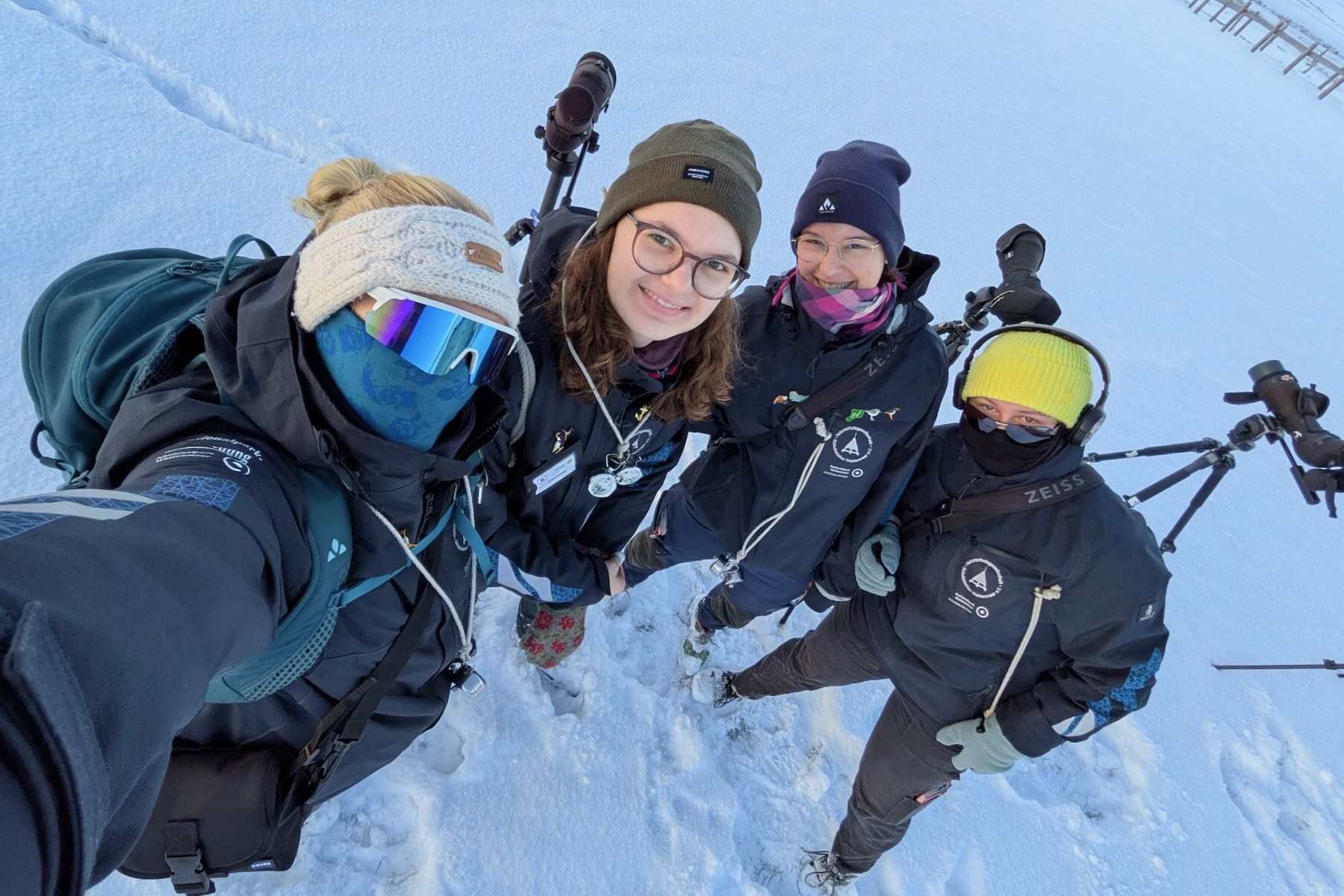 Team in Winterkleidung mit Fernrohren Team in Winterkleidung mit Fernrohren