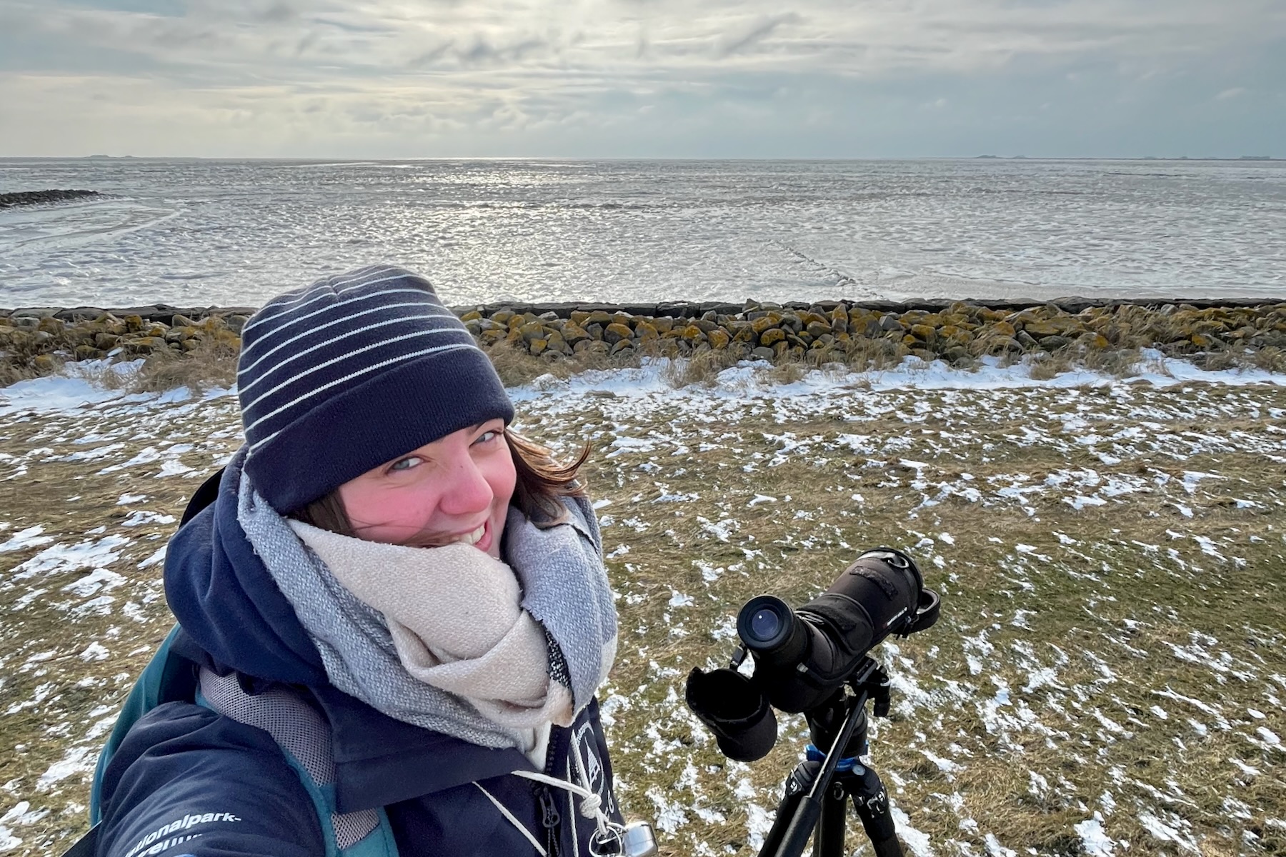 Freiwillige mit Schal und Fernrohr Freiwillige mit Schal und Fernrohr