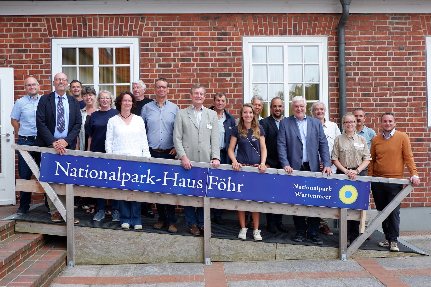 Gruppenbild im Eingang zum NP-Haus Gruppenbild im Eingang zum NP-Haus